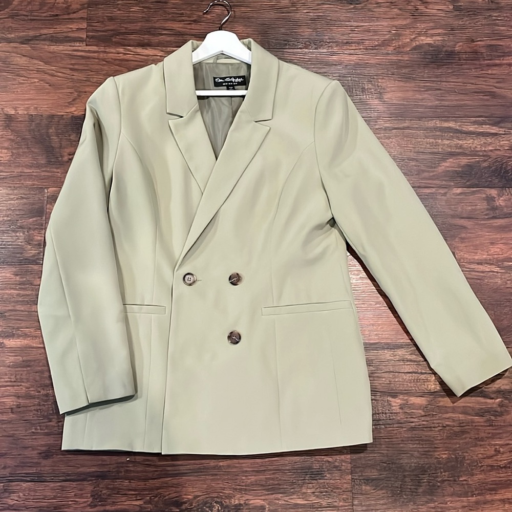 Sage color relaxed fit blazer
Never worn!